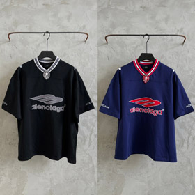 Balenciaga's new collaboration with Manchester United: a short-sleeved T-shirt with embroidered patches-5333  